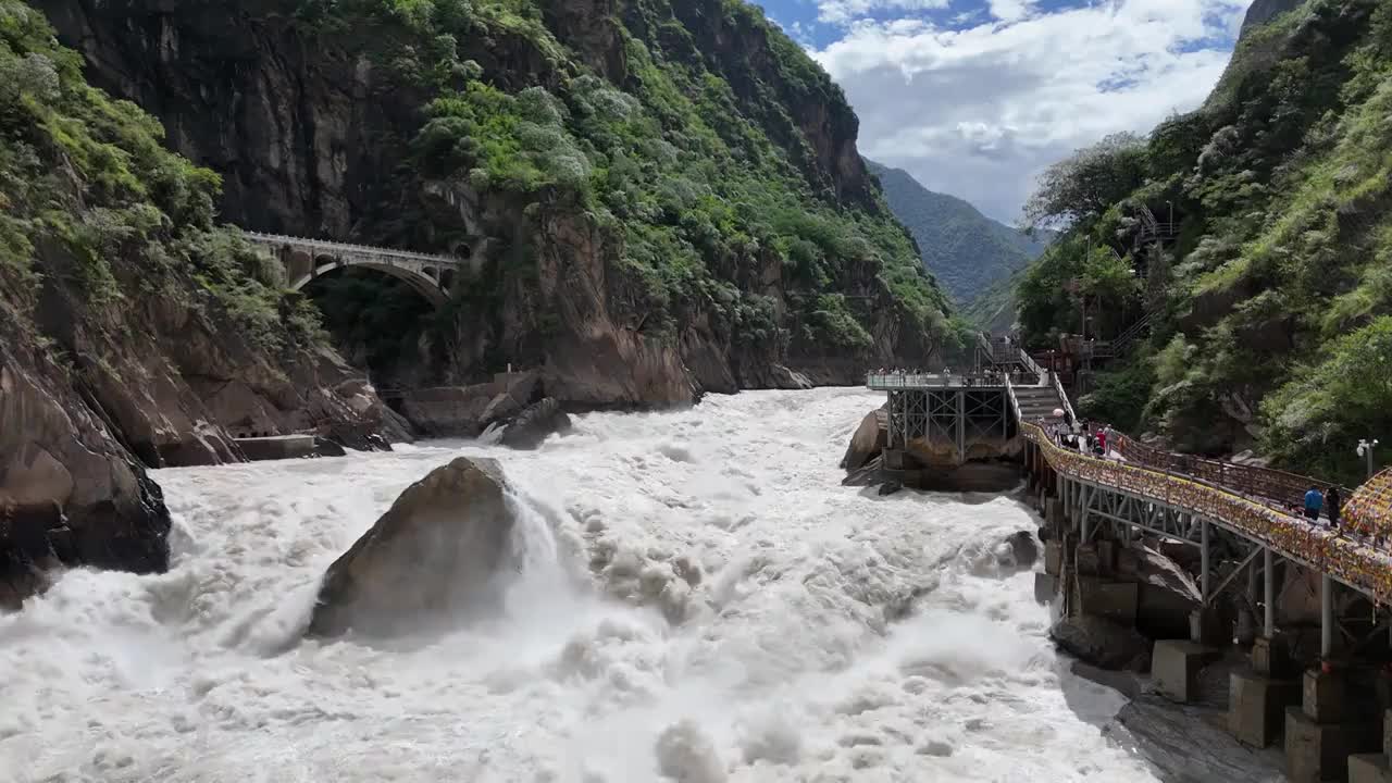 云南省迪庆藏族自治州虎跳峡航拍视频素材