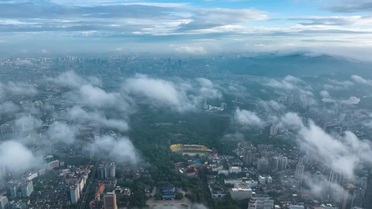 早晨云雾下广州旧中轴线上的中山纪念堂、越秀山、麓湖、白云山视频素材