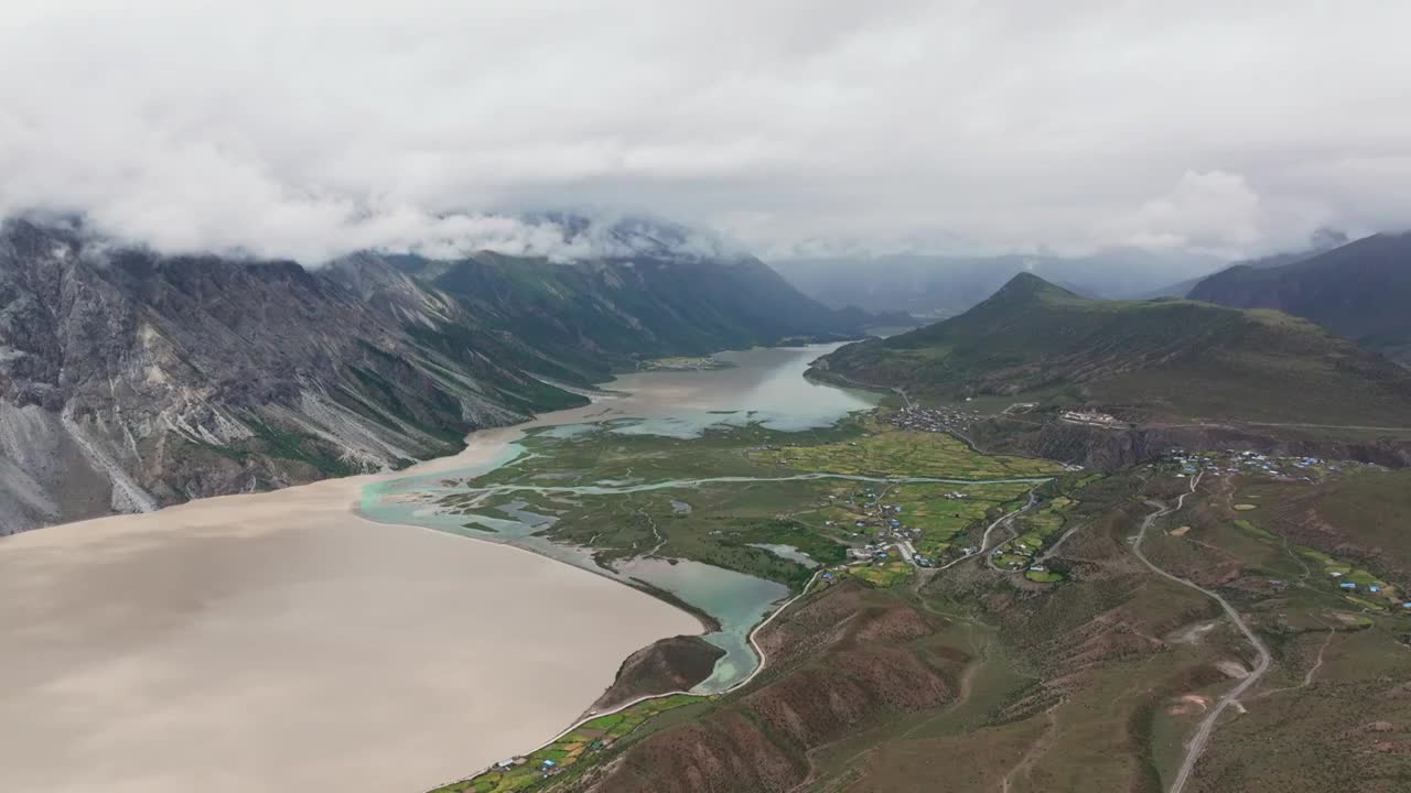 航拍西藏然乌湖白昼光影风光视频素材