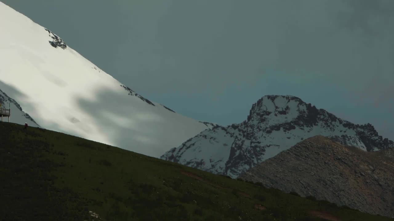 川西高原上的雪山雪宝顶视频素材