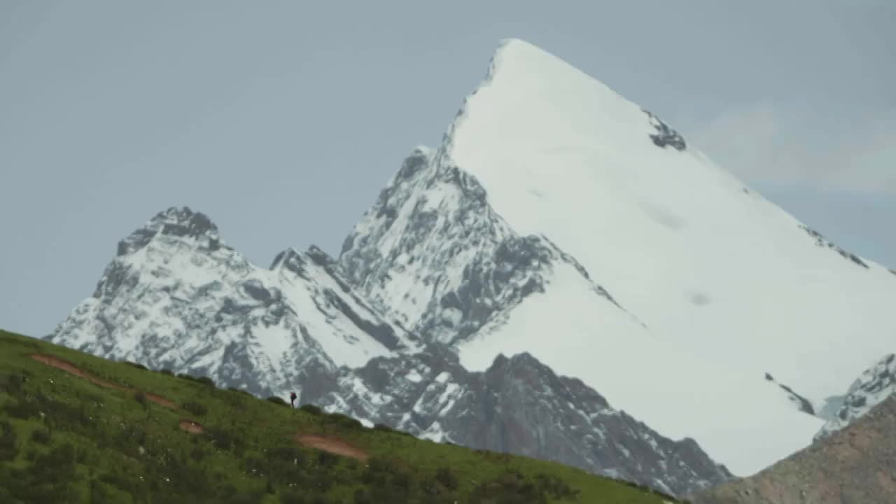 川西高原上的雪山雪宝顶视频素材