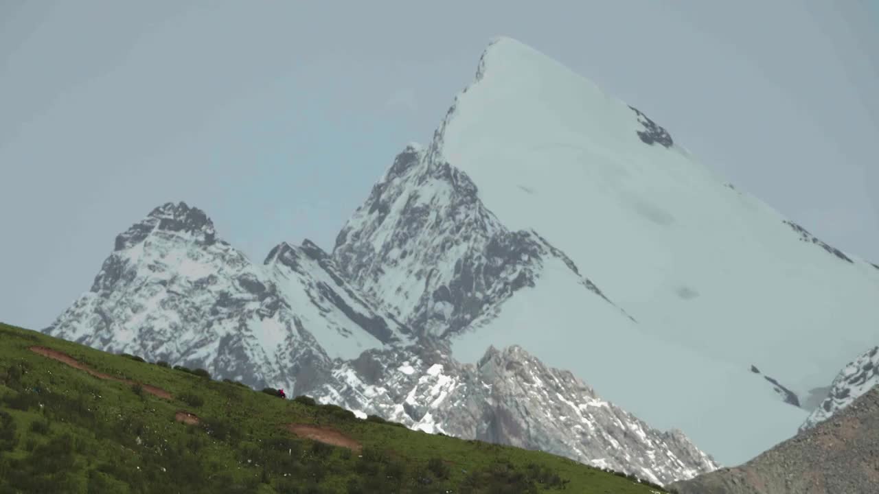 川西高原上的雪山雪宝顶视频素材