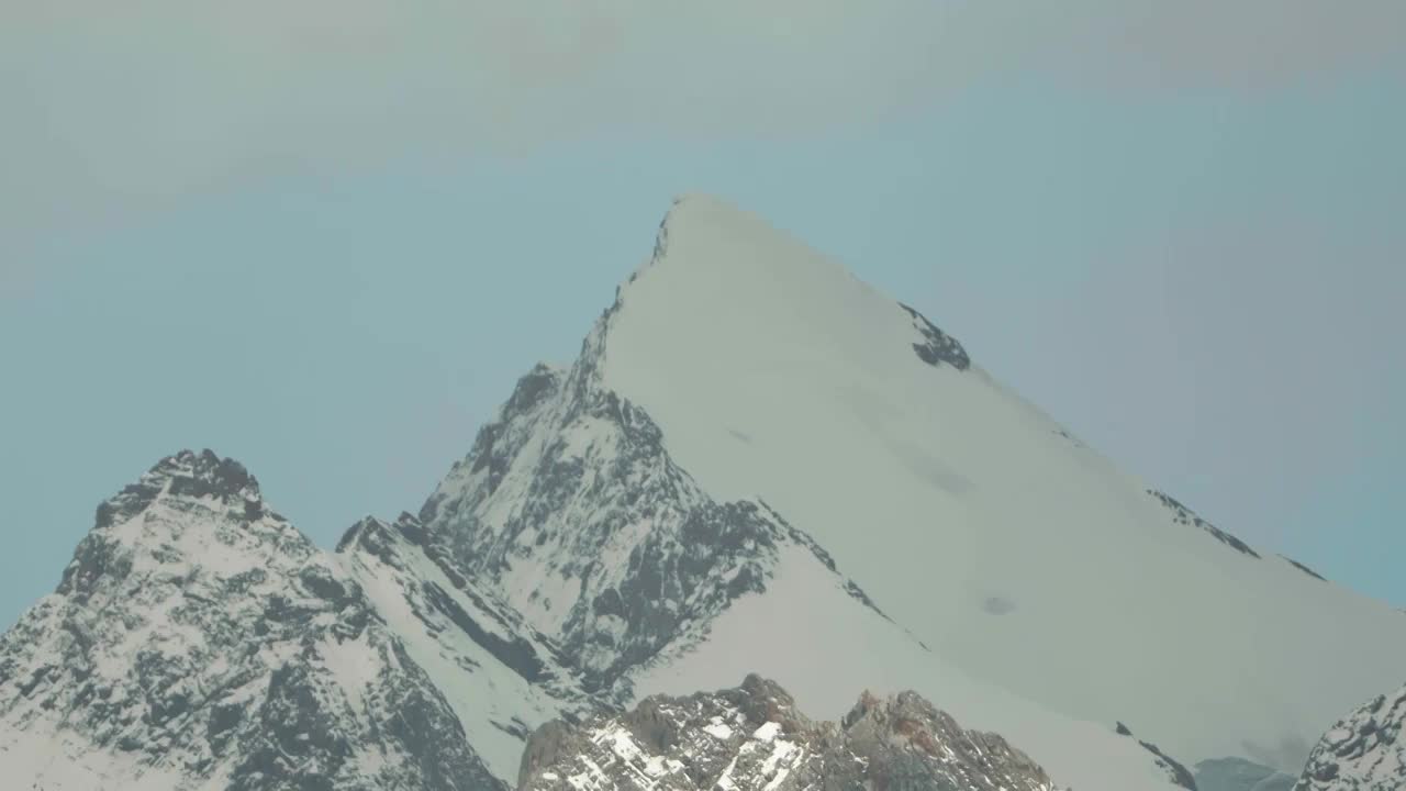 川西高原上的雪山雪宝顶视频素材