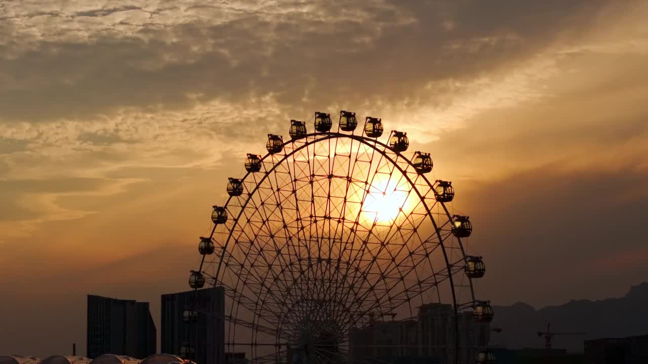 航拍青岛琴岛之眼摩天轮日落视频素材