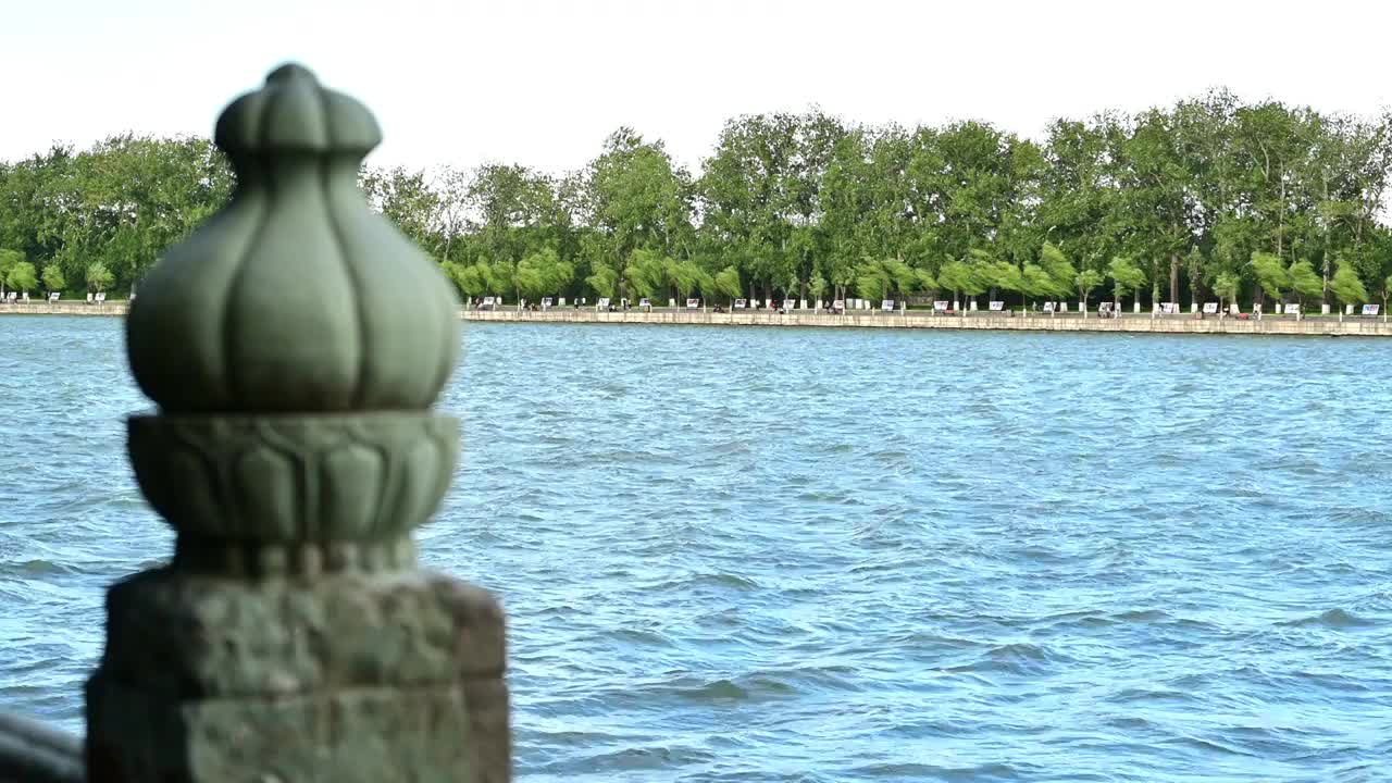 北京皇家园林颐和园昆明湖的水面风浪视频素材