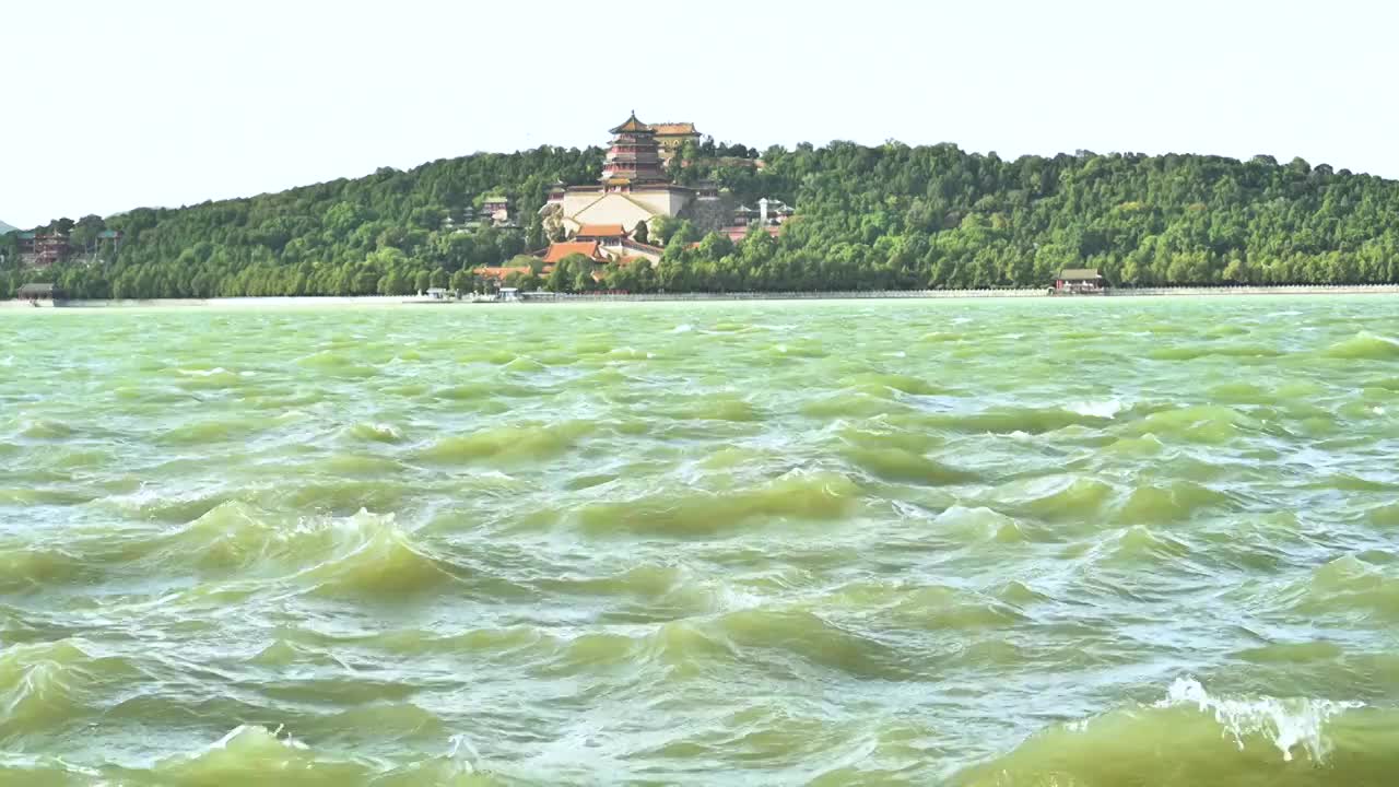 北京皇家园林颐和园昆明湖的水面风浪视频素材