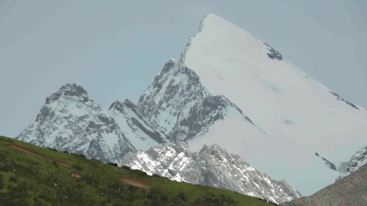 川西高原上的雪山雪宝顶视频素材