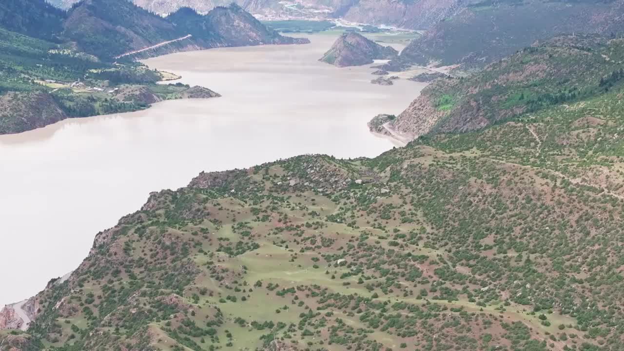 航拍西藏然乌湖白昼光影风光视频素材