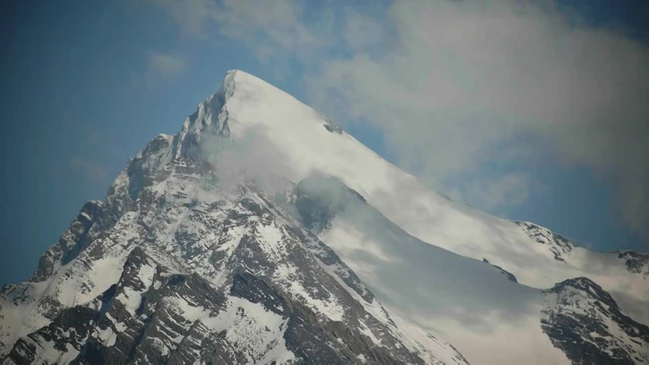 蓝天白云下的雪山和道具视频素材