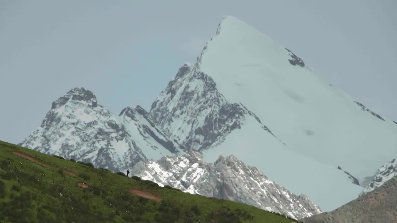 川西高原上的雪山雪宝顶视频素材