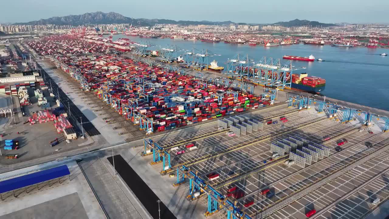 青岛港码头港口集装箱物流货运航拍，海上运输进出口国际贸易自动化智慧码头，经济发展GDP CPI视频素材