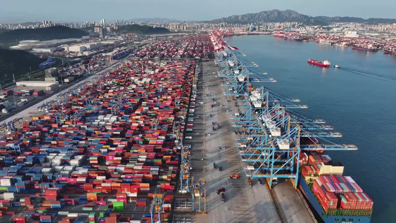 青岛港码头港口集装箱物流货运航拍，海上运输进出口国际贸易自动化智慧码头，经济发展GDP CPI视频素材