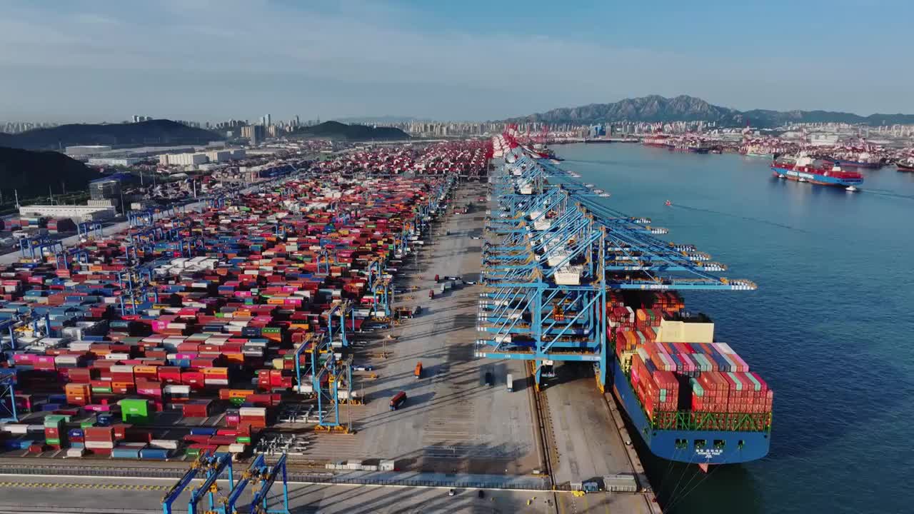 青岛港码头港口集装箱物流货运航拍，海上运输进出口国际贸易自动化智慧码头，经济发展GDP CPI视频素材