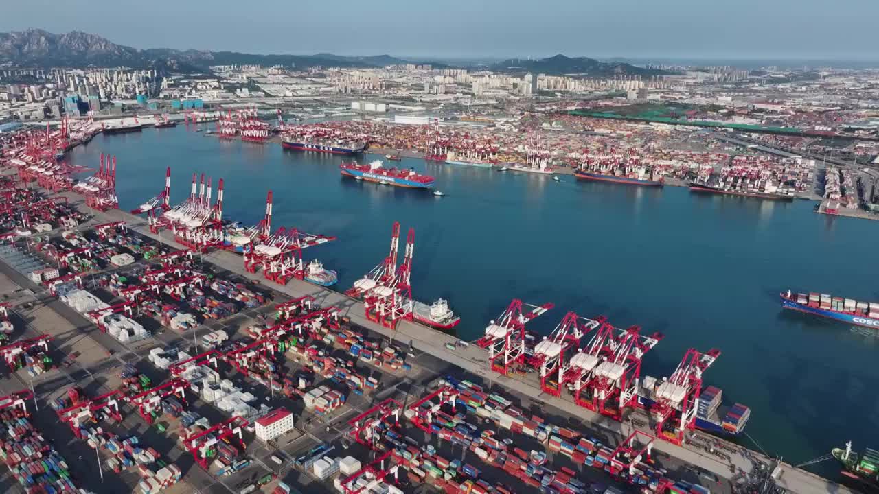 青岛港码头港口集装箱物流货运航拍，海上运输进出口国际贸易自动化智慧码头，经济发展GDP CPI视频素材