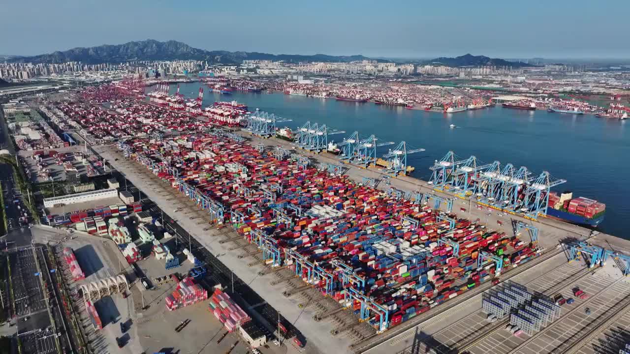 青岛港码头港口集装箱物流货运航拍，海上运输进出口国际贸易自动化智慧码头，经济发展GDP CPI视频素材