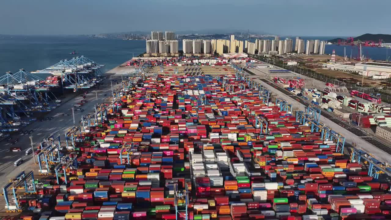 青岛港码头港口集装箱物流货运航拍，海上运输进出口国际贸易自动化智慧码头，经济发展GDP CPI视频素材