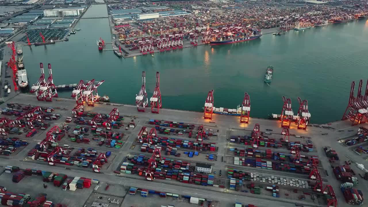 青岛港码头港口集装箱物流货运航拍，海上运输进出口国际贸易自动化智慧码头，经济发展GDP CPI视频素材