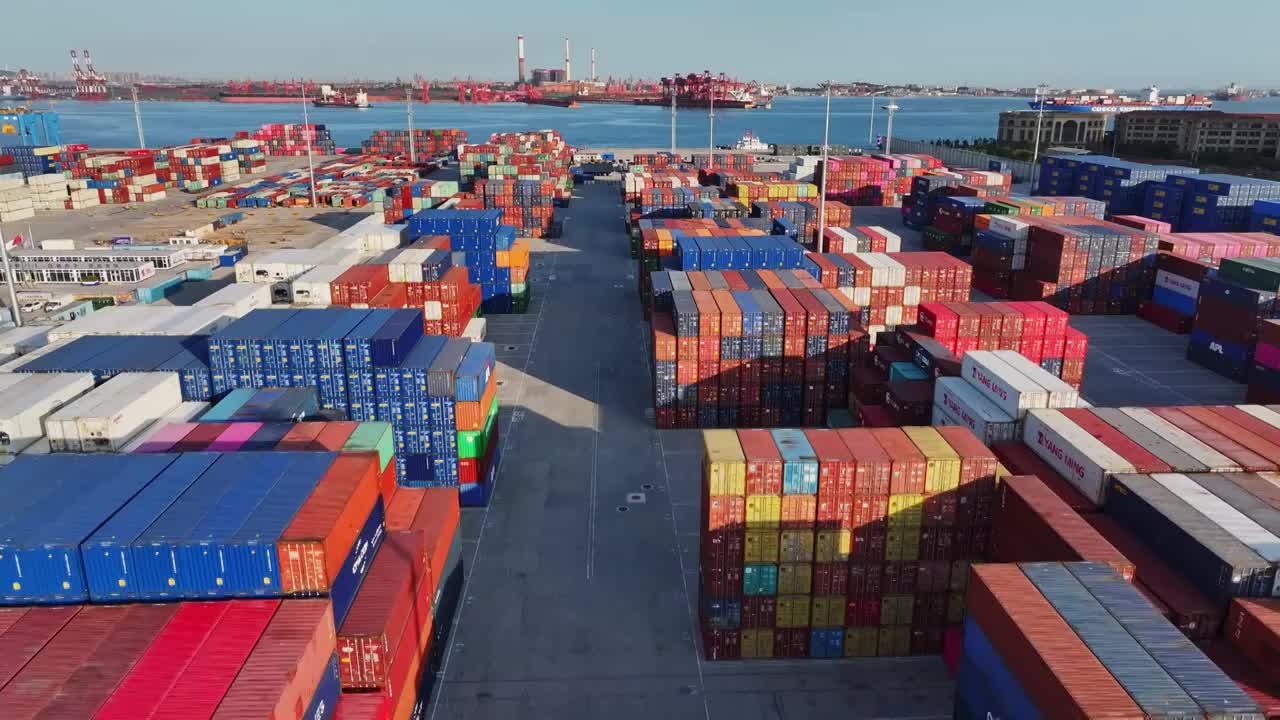 青岛港码头港口集装箱物流货运航拍，海上运输进出口国际贸易自动化智慧码头，经济发展GDP CPI视频素材