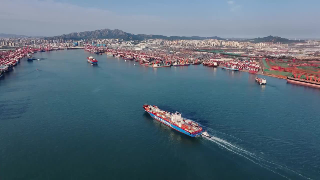 青岛港码头港口集装箱物流货运航拍，海上运输进出口国际贸易自动化智慧码头，经济发展GDP CPI视频素材