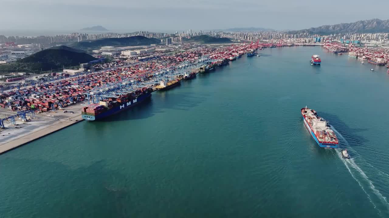 青岛港码头港口集装箱物流货运航拍，海上运输进出口国际贸易自动化智慧码头，经济发展GDP CPI视频素材