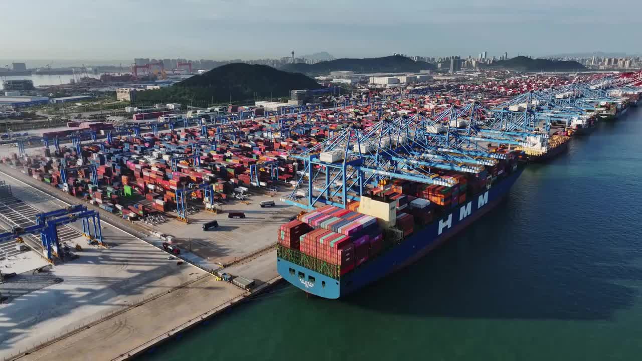 青岛港码头港口集装箱物流货运航拍，海上运输进出口国际贸易自动化智慧码头，经济发展GDP CPI视频素材