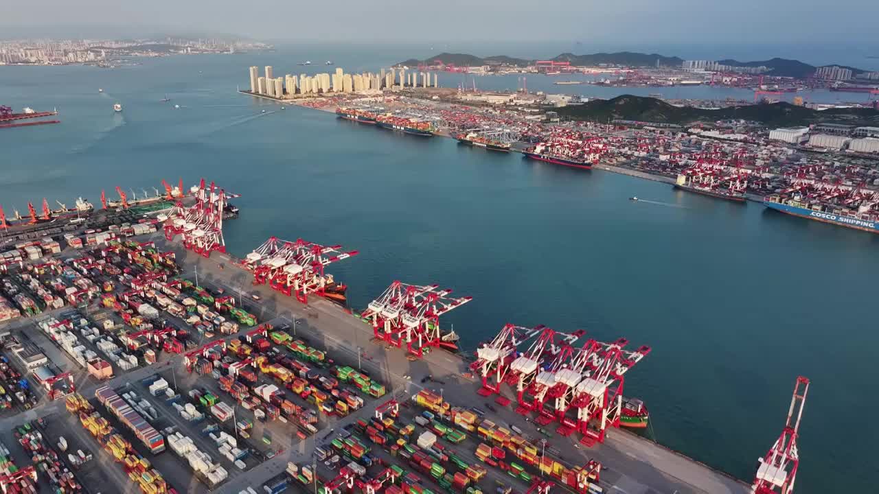 青岛港码头港口集装箱物流货运航拍，海上运输进出口国际贸易自动化智慧码头，经济发展GDP CPI视频素材