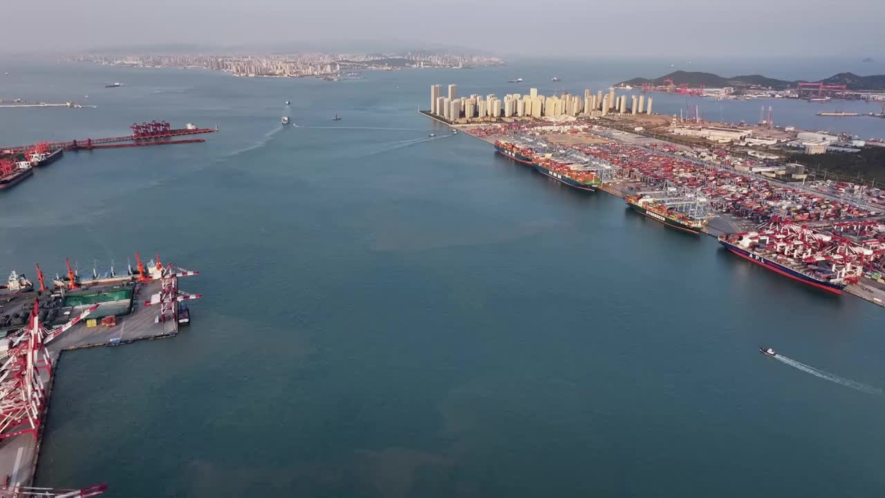 青岛港码头港口集装箱物流货运航拍，海上运输进出口国际贸易自动化智慧码头，经济发展GDP CPI视频素材