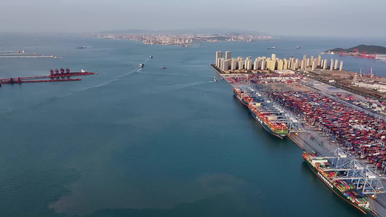 青岛港码头港口集装箱物流货运航拍，海上运输进出口国际贸易自动化智慧码头，经济发展GDP CPI视频素材