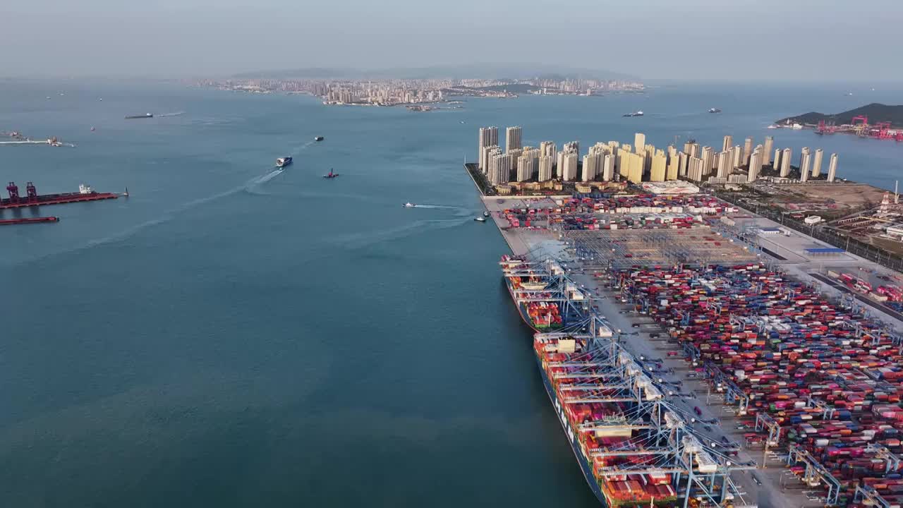 青岛港码头港口集装箱物流货运航拍，海上运输进出口国际贸易自动化智慧码头，经济发展GDP CPI视频素材