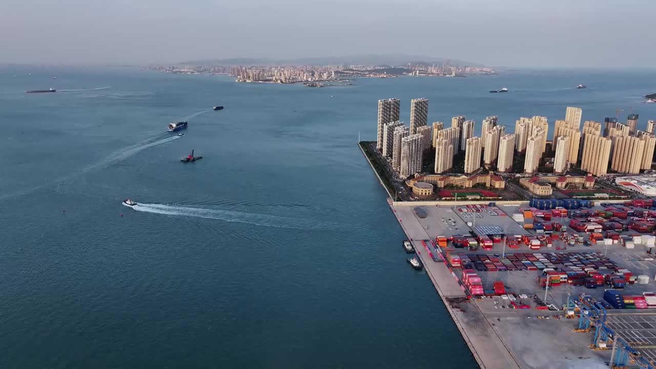 青岛港码头港口集装箱物流货运航拍，海上运输进出口国际贸易自动化智慧码头，经济发展GDP CPI视频素材