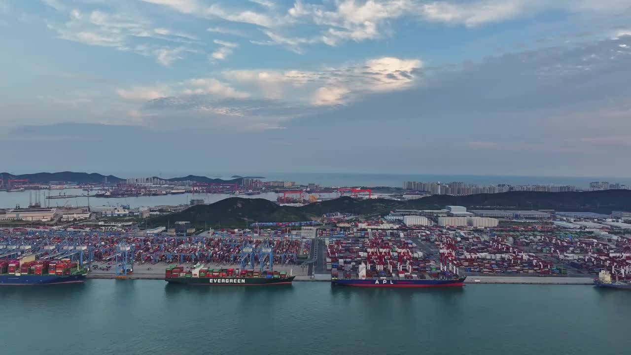 青岛港码头港口集装箱物流货运航拍，海上运输进出口国际贸易自动化智慧码头，经济发展GDP CPI视频素材