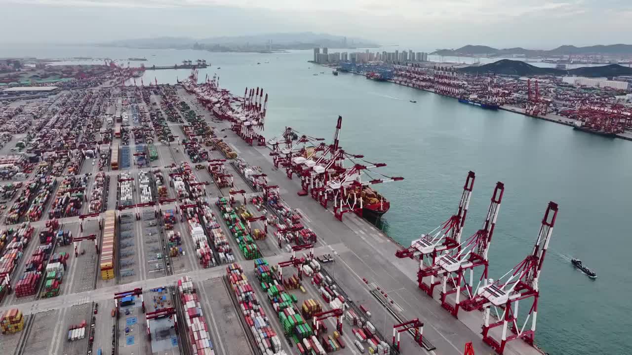 青岛港码头港口集装箱物流货运航拍，海上运输进出口国际贸易自动化智慧码头，经济发展GDP CPI视频素材