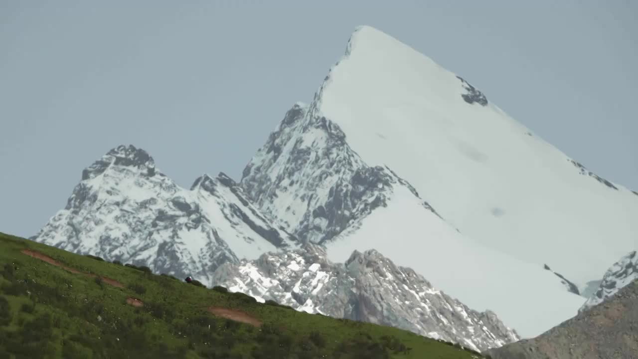 川西高原上的雪山雪宝顶视频素材