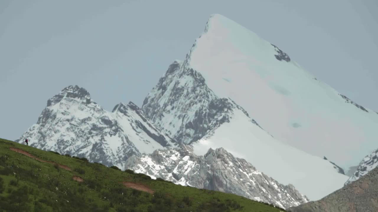 川西高原上的雪山雪宝顶视频素材