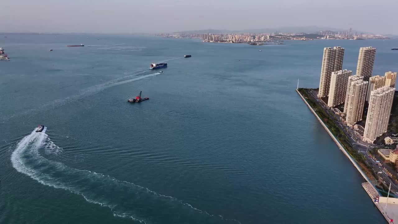 青岛港码头港口集装箱物流货运航拍，海上运输进出口国际贸易自动化智慧码头，经济发展GDP CPI视频素材