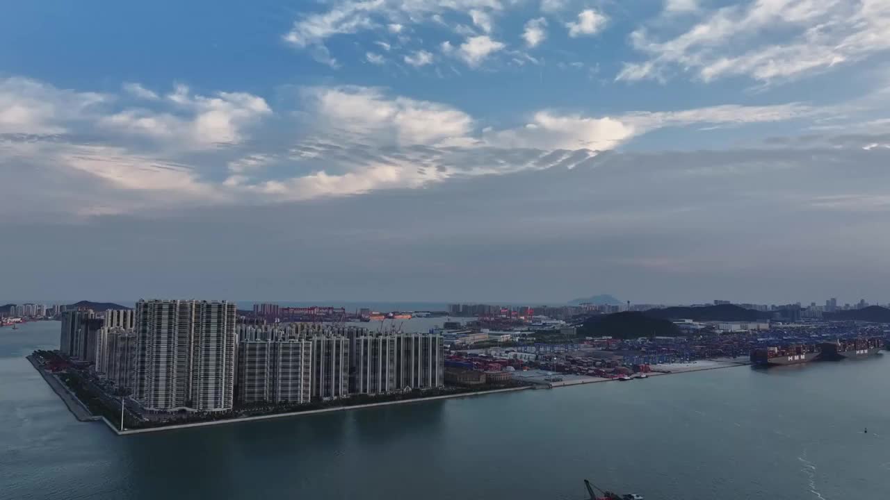 青岛港码头港口集装箱物流货运航拍，海上运输进出口国际贸易自动化智慧码头，经济发展GDP CPI视频素材