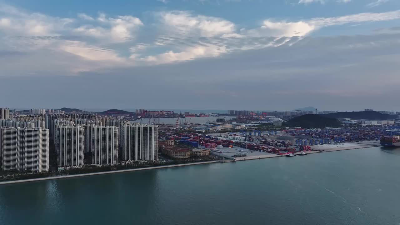 青岛港码头港口集装箱物流货运航拍，海上运输进出口国际贸易自动化智慧码头，经济发展GDP CPI视频素材