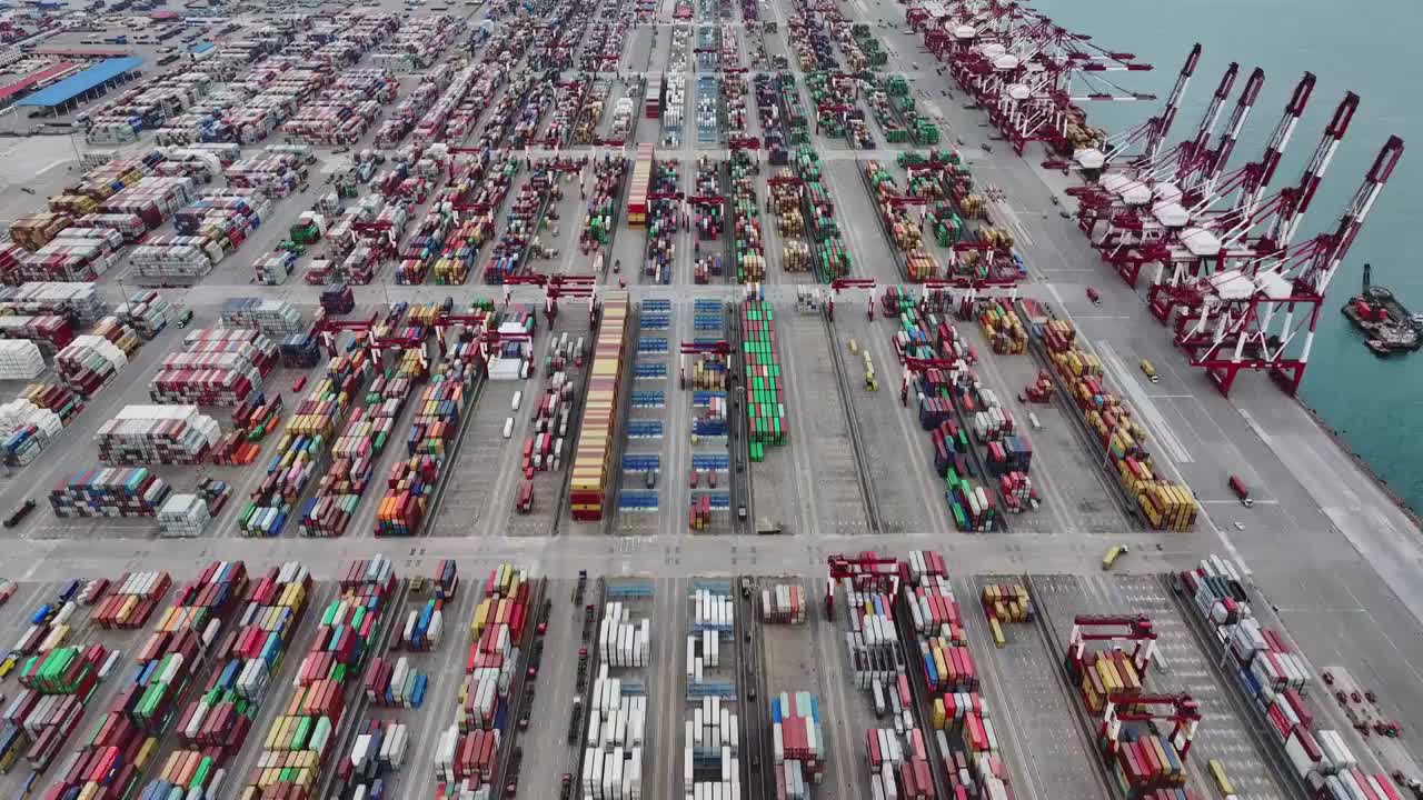 青岛港码头港口集装箱物流货运航拍，海上运输进出口国际贸易自动化智慧码头，经济发展GDP CPI视频素材