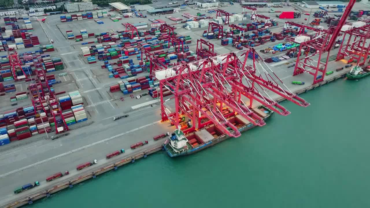 青岛港码头港口集装箱物流货运航拍，海上运输进出口国际贸易自动化智慧码头，经济发展GDP CPI视频素材