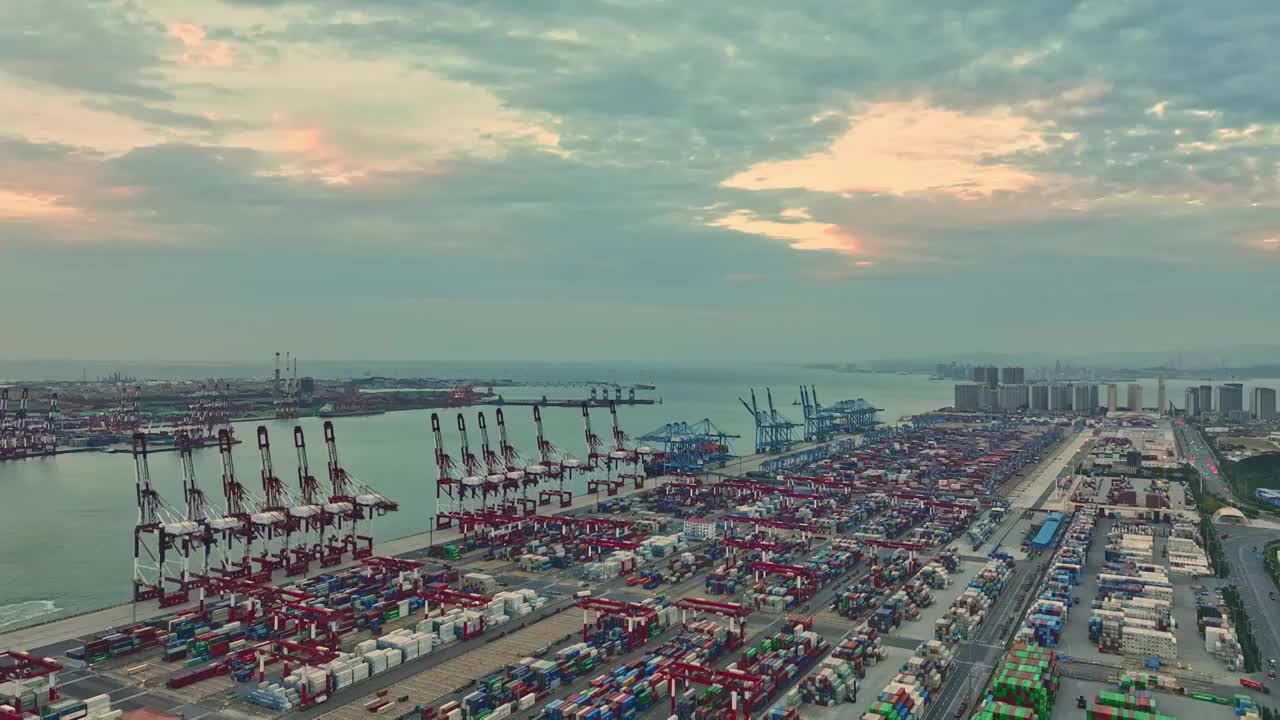 青岛港码头港口集装箱物流货运航拍，海上运输进出口国际贸易自动化智慧码头，经济发展GDP CPI视频素材