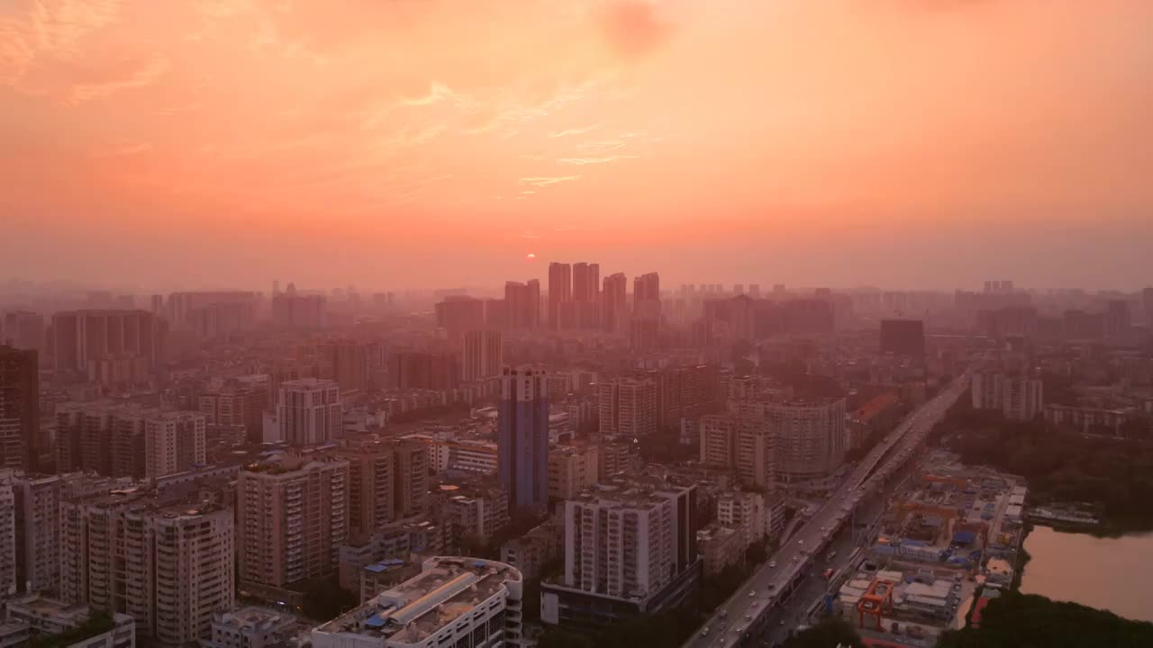 充满活力城市高楼大厦道路笔直黄昏魅力日落余晖诗意都市生活晚霞挂天边自带浪漫温柔惬意氛围高峰时刻通勤视频素材