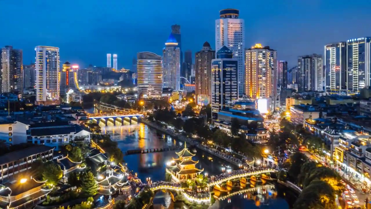 中国贵州贵阳甲秀楼和城市天际线夜景航拍环绕延时摄影视频素材