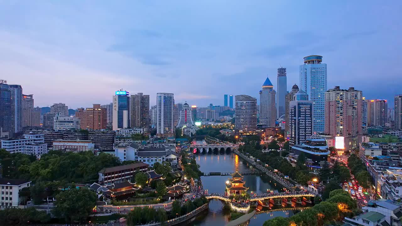 中国贵州贵阳甲秀楼和城市天际线夜景航拍视频素材