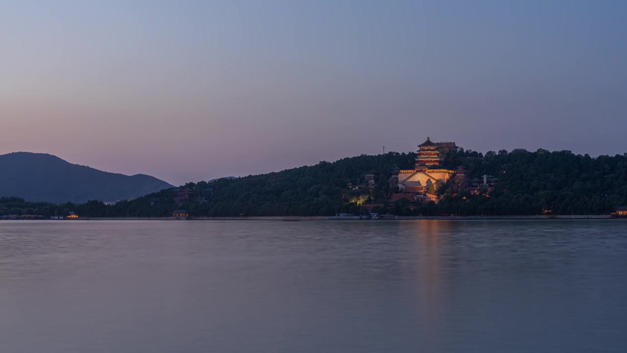 北京海淀区 颐和园景区 昆明湖 万寿山佛香阁夜景亮灯延时视频素材