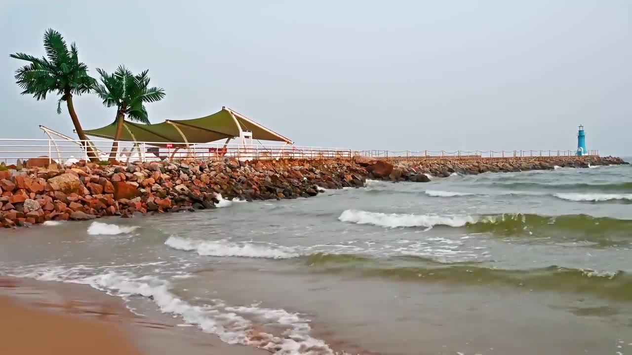 海上码头蓝色灯塔与海浪视频素材