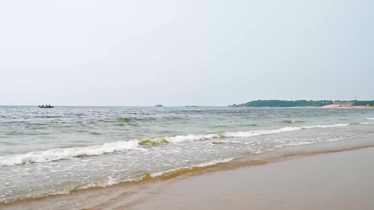 阴天渤海码头海边沙滩与海浪视频素材