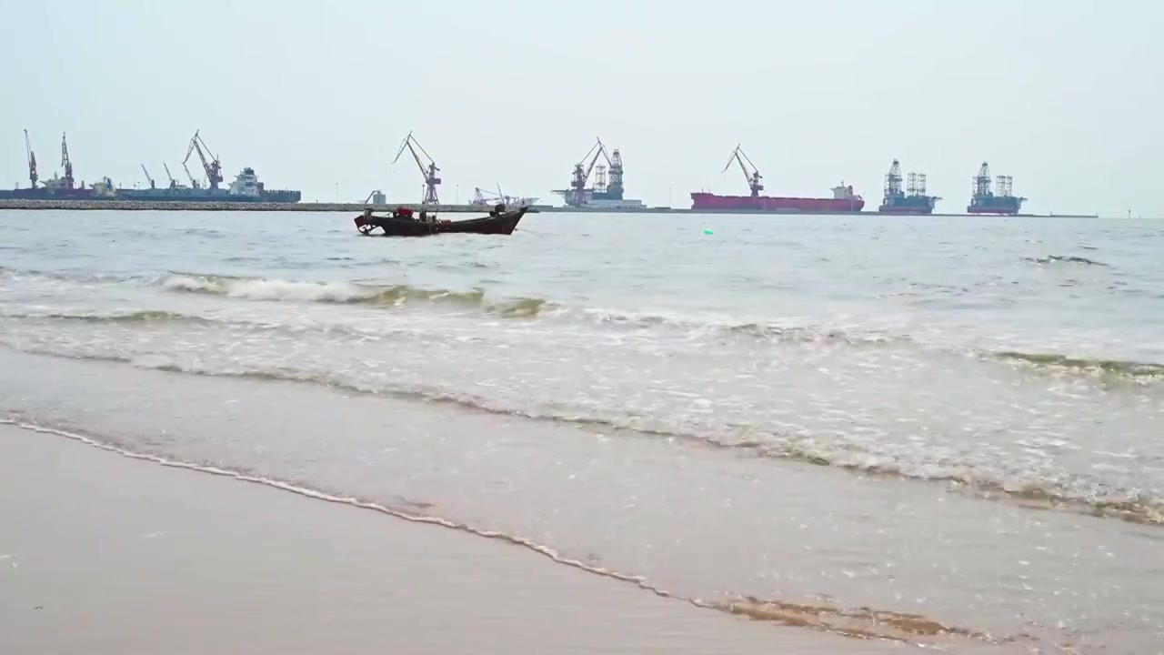 阴天渤海码头海边沙滩与海浪视频素材