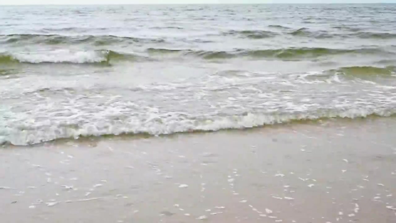 阴天渤海码头海边沙滩与海浪视频素材