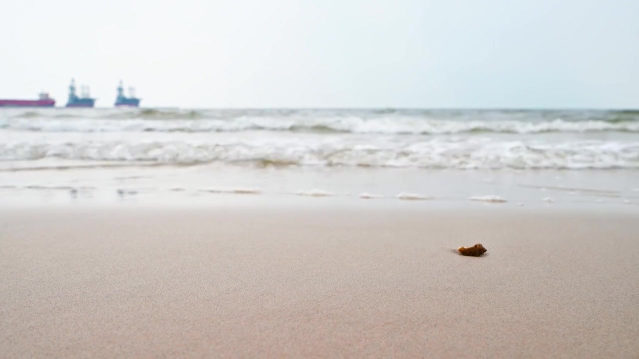 阴天渤海码头海边沙滩与海浪视频素材