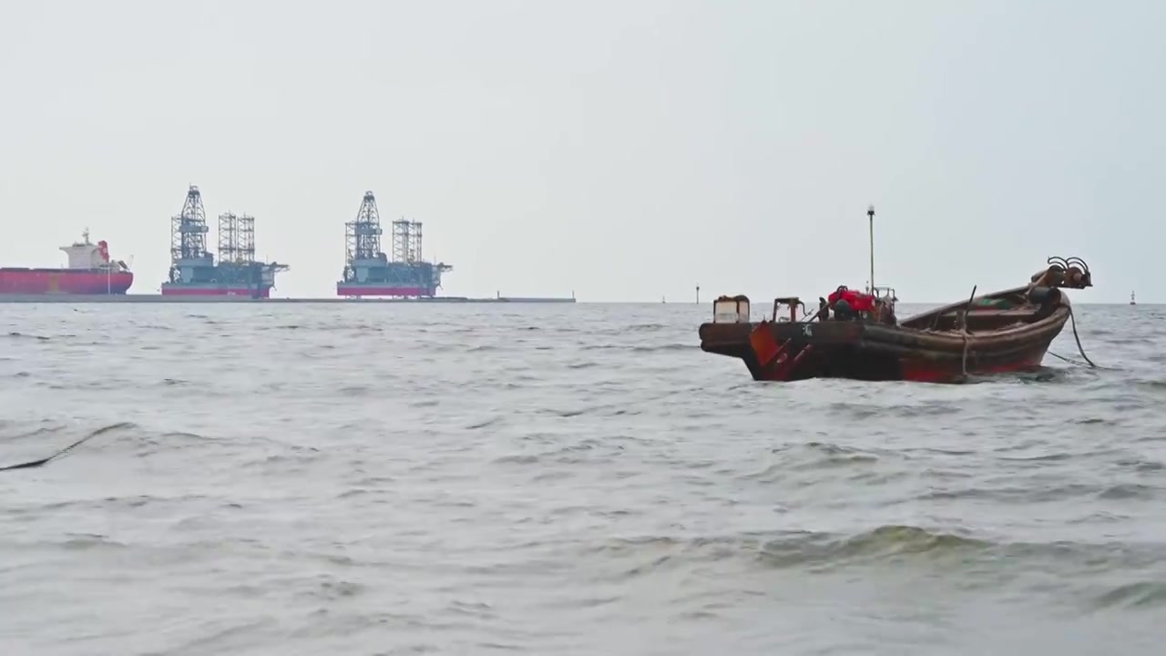 阴天渤海码头海边沙滩与海浪视频素材